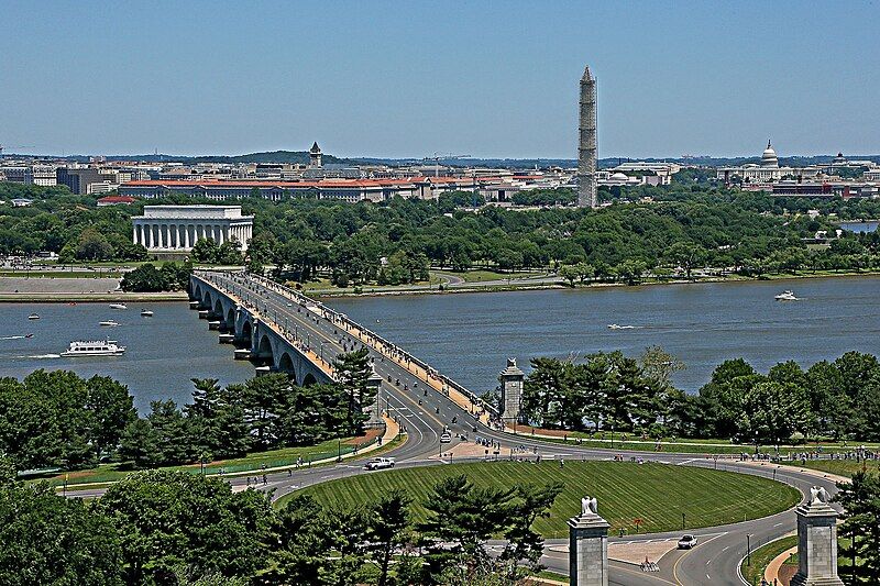 File:ArlingtonMemorialBridgeEast.jpg