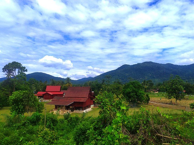 File:Banjaran Titiwangsa, Rembau.jpg