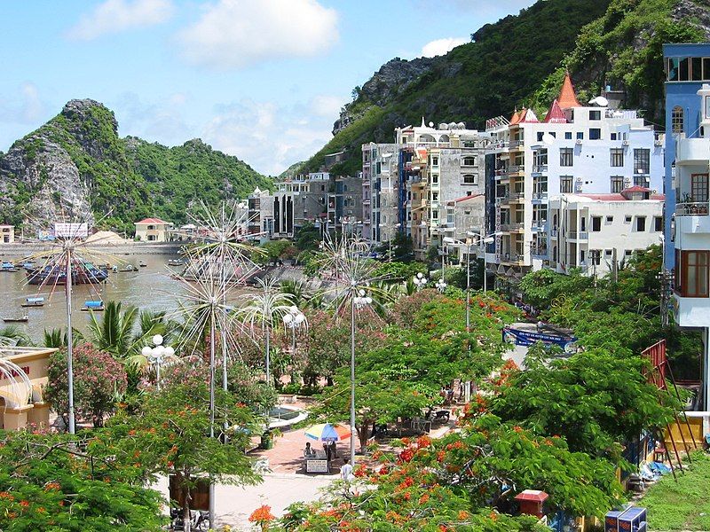 File:Cat Ba town.JPG