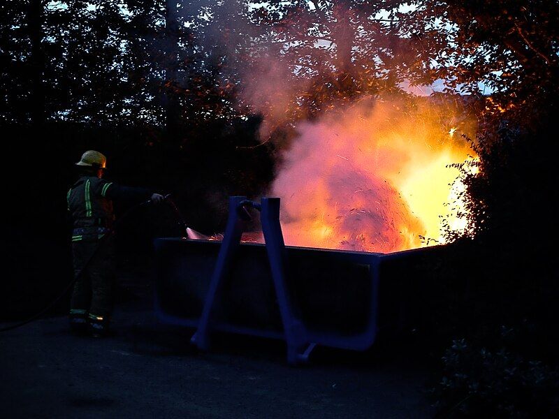 File:Dumpster on fire.jpeg