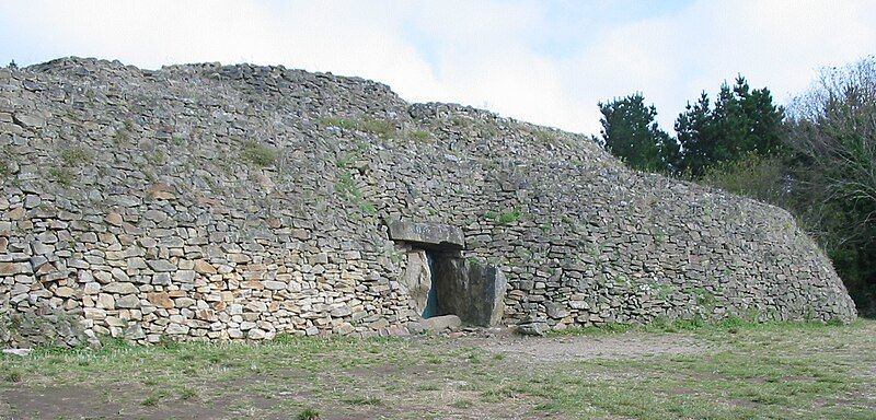 File:Gavrinis cairn.jpg