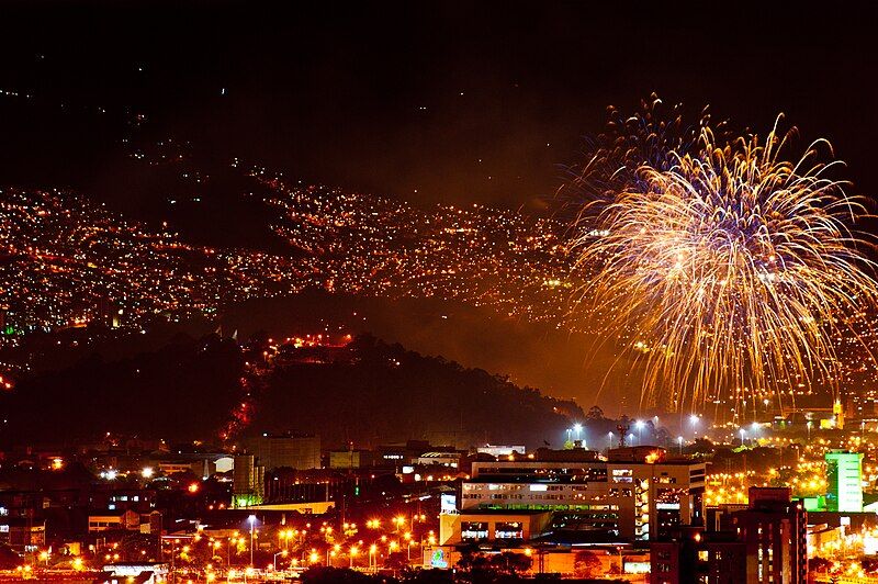 File:Medellín-Juegos pirotécnicos bicentenario-06.jpg