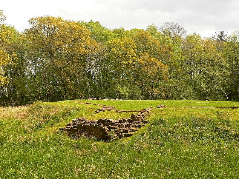 File:Old carlaverock castle.jpg