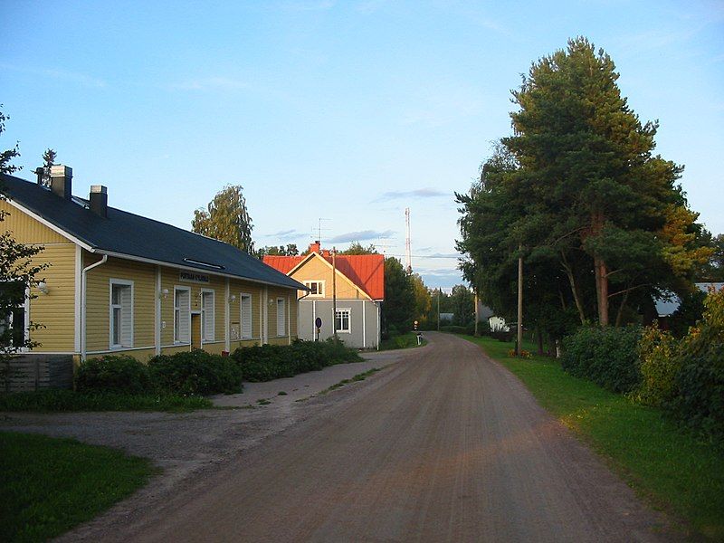 File:Portaan kylänraittia.JPG