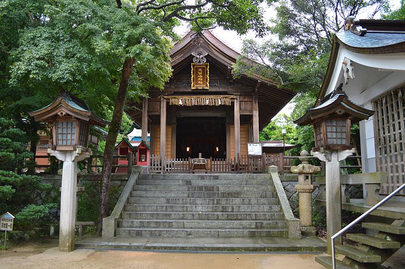 File:Shikaumi-jinja haiden.JPG