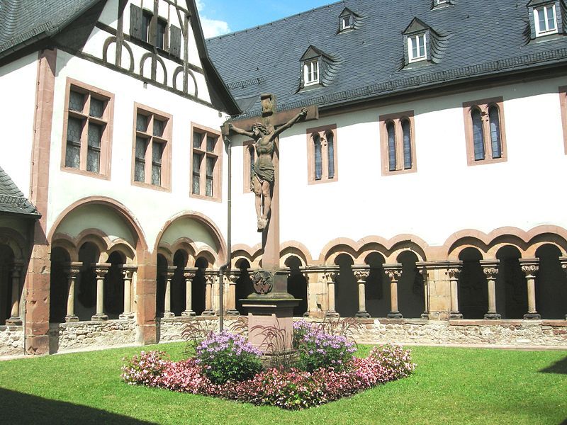 File:AB Stiftskirche Kreuzgang.JPG