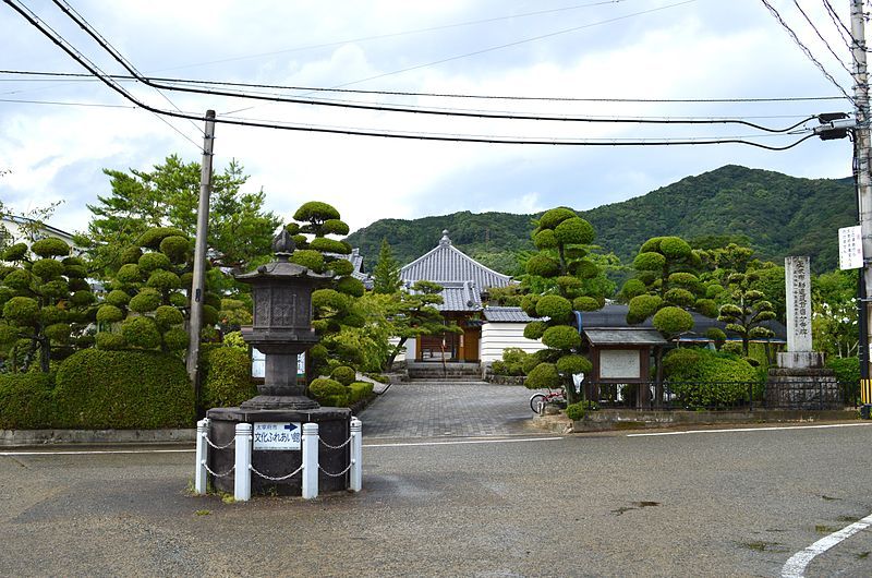 File:Chikuzen Kokubunji entrance.JPG