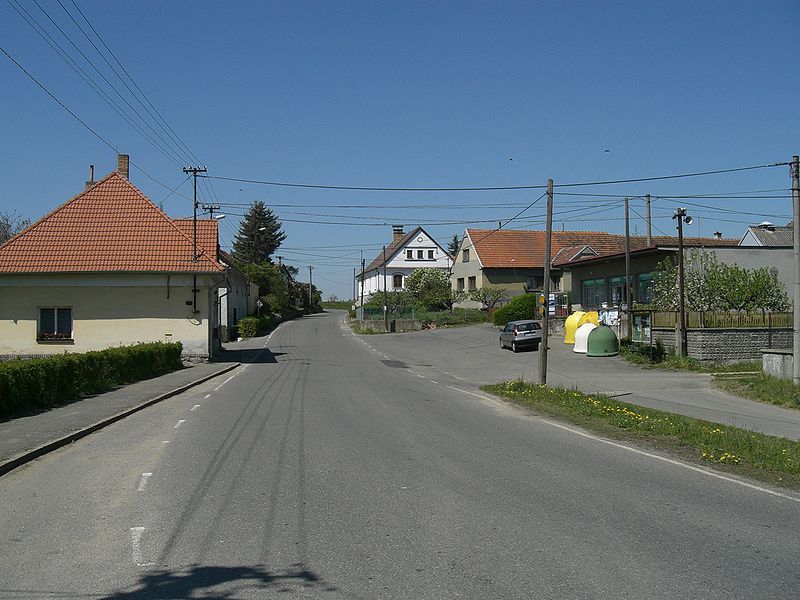 File:Kučeř-street2.jpg