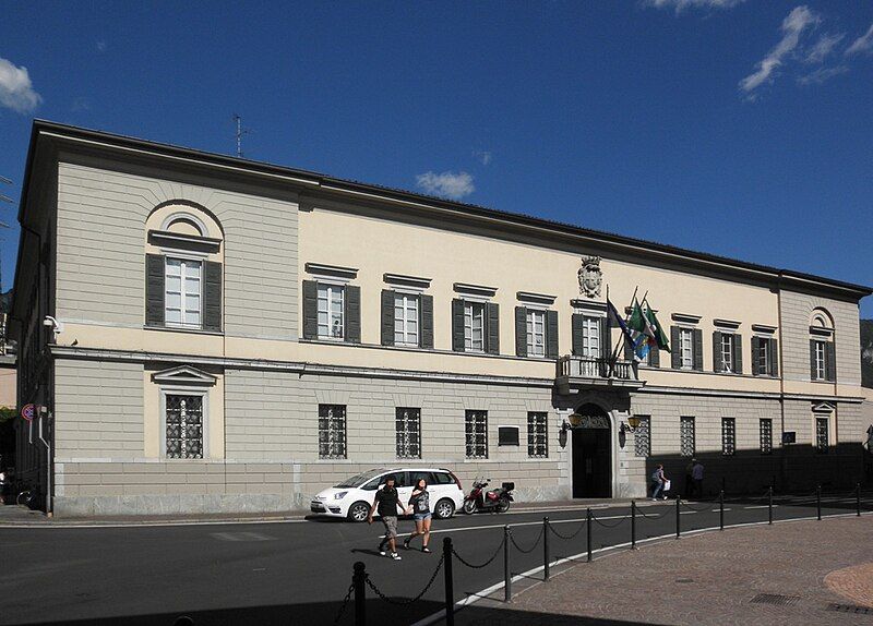 File:Lecco municipio.JPG