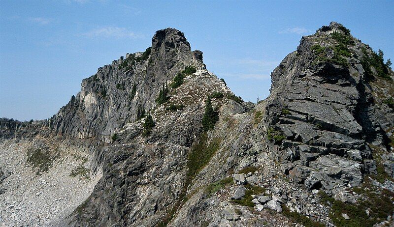 File:Lundin Peak close.jpg