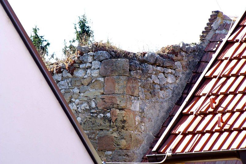 File:Neusiedl Turmruine 4.jpg