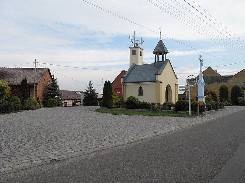 File:Niezdrowice, kaplička.jpg