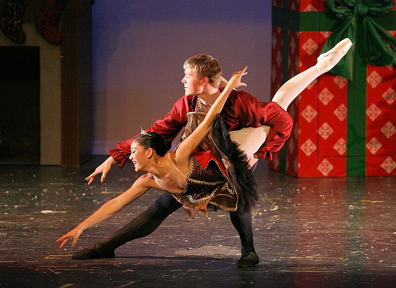 File:NutcrackerPasDeDeux2.jpg