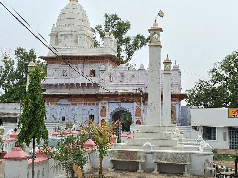 File:Papauraji Entrance Temple.jpg