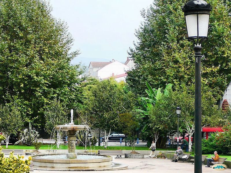 File:Pontevedra-Plaza Barcelos4 (4062030702).jpg