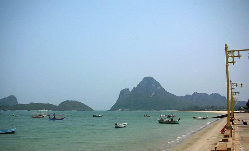 File:Prachuap bay202.JPG