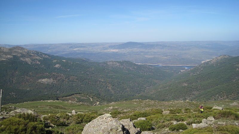 File:Valle de Iruelas.jpg