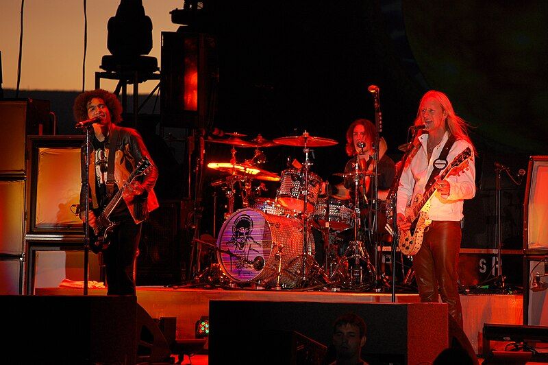 File:Alice In Chains.jpg