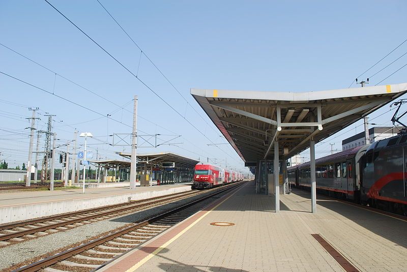 File:Bahnhof St.Valentin Bahnsteige.JPG