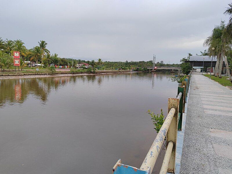 File:Bekenu esplanade park.jpg