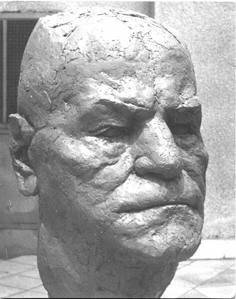 File:Beyrouti Sculpture2.jpg