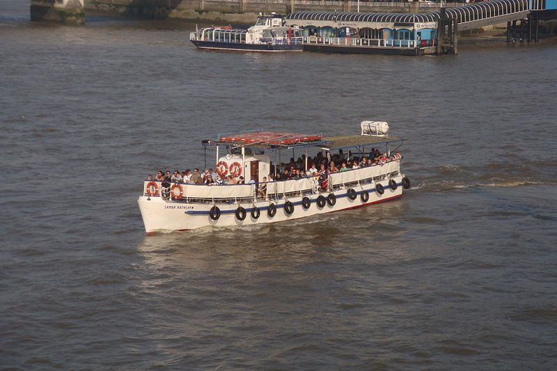 File:Boat London bridge.JPG