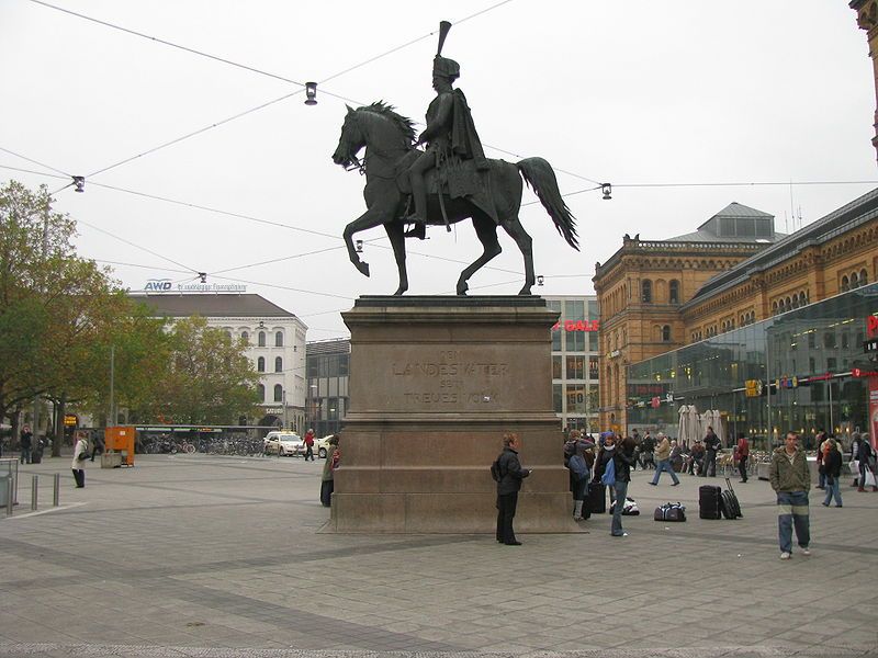 File:Erneststatue.jpg