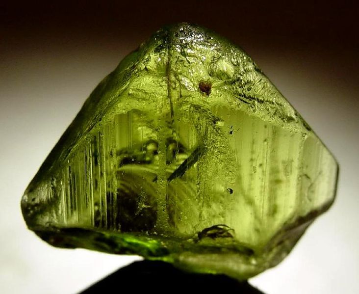 File:Forsterite-Olivine-4jg54a.jpg