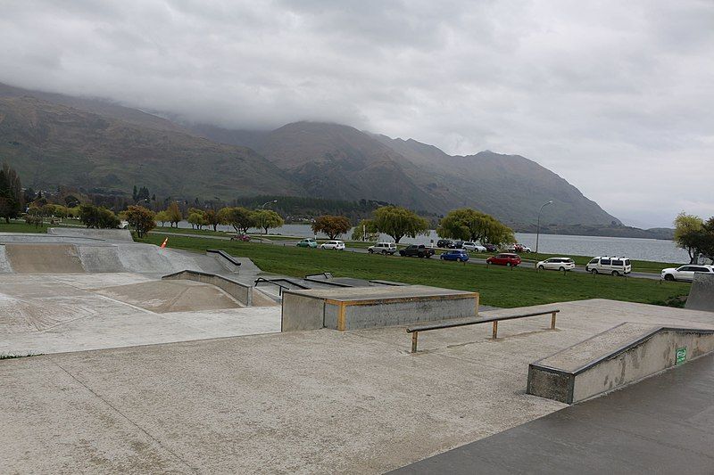 File:Pembroke Park Wanaka.jpg