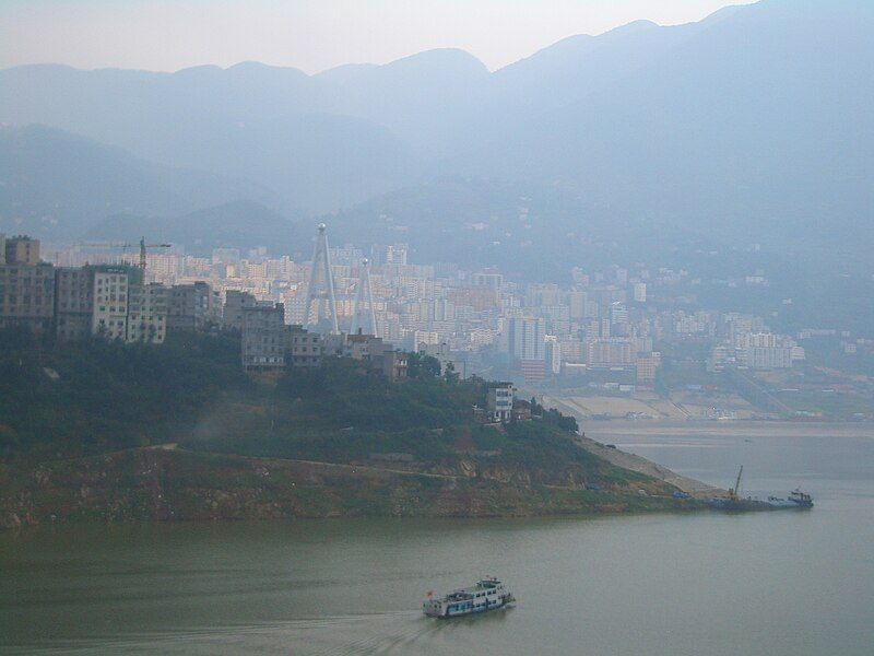 File:ShennongXi-fall-into-Yangtze-5058.jpg