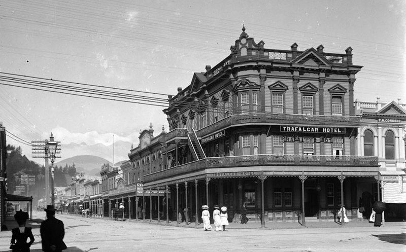 File:Trafalgar Hotel (cropped).jpg