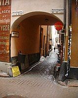 Epistle 28 is set in Yxsmedsgränd, an alley in Stockholm's Gamla stan.