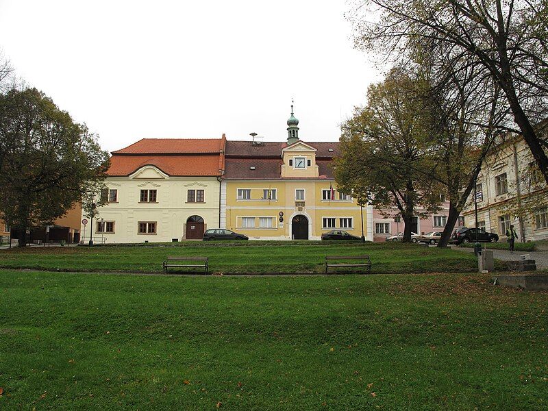 File:Žlutice, náměstí.jpg