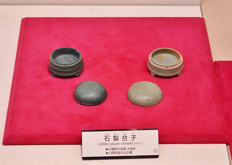 File:島の山古墳出土 石製合子.JPG