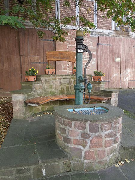 File:Arnsbach Dorfbrunnen.jpg