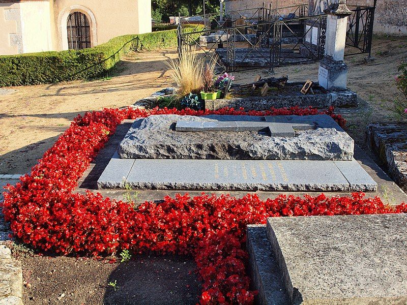 File:Conflans-sur-Loing-FR-45-cimetière-sépulture Massu-01.jpg