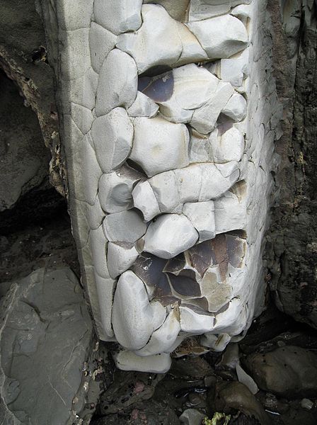 File:Crumbling white rock.jpg