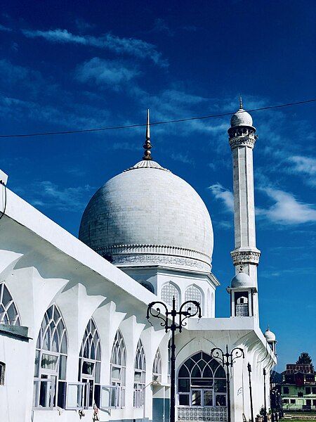 File:Dargah Hazratbal, Srinagar.jpg