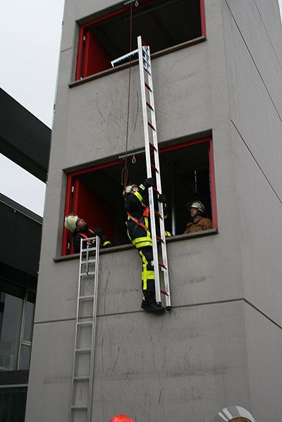 File:Hakenleiter im Einsatz.jpg