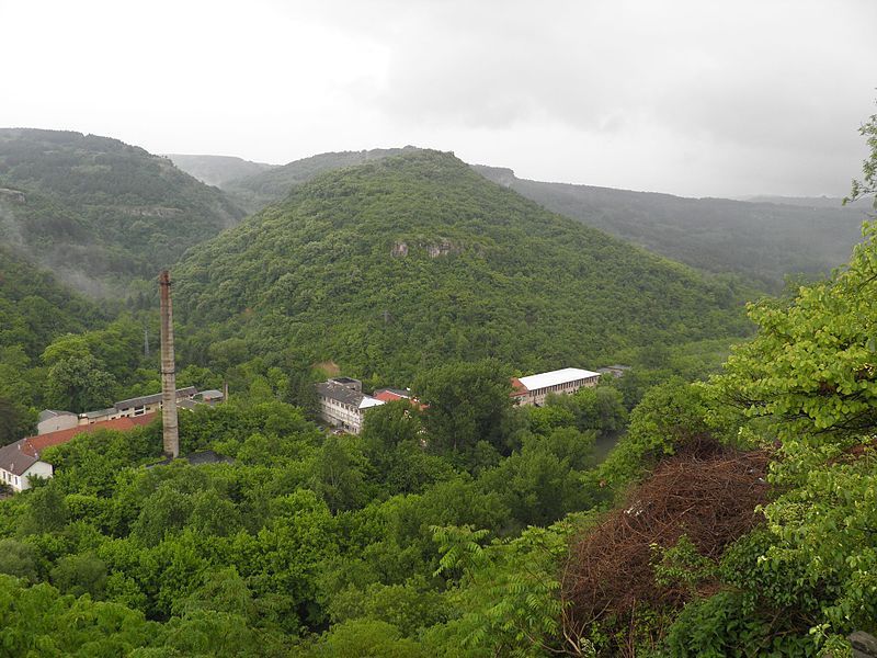 File:Hill Devingrad,Veliko Tarnovo,Bulgaria.jpg