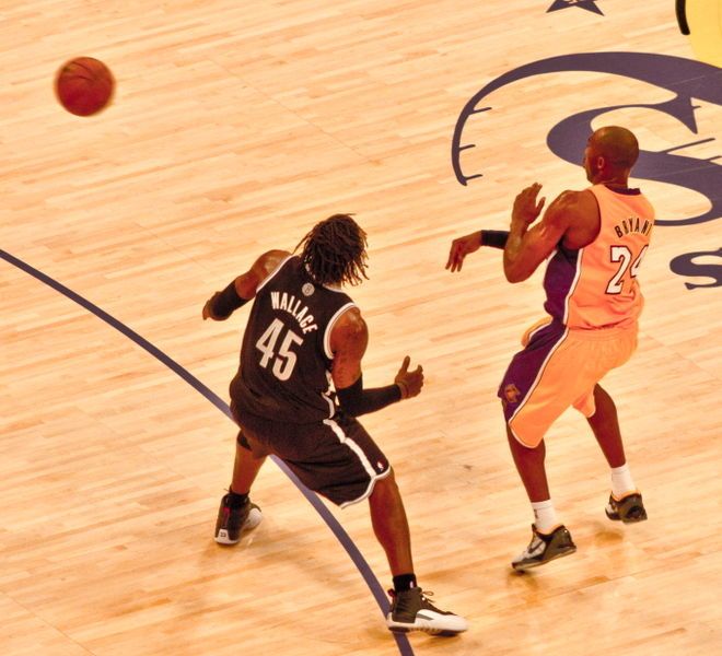 File:Kobe passing.jpg