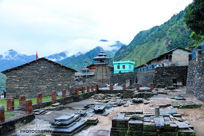 File:Lakhamandal-temple side view.jpg