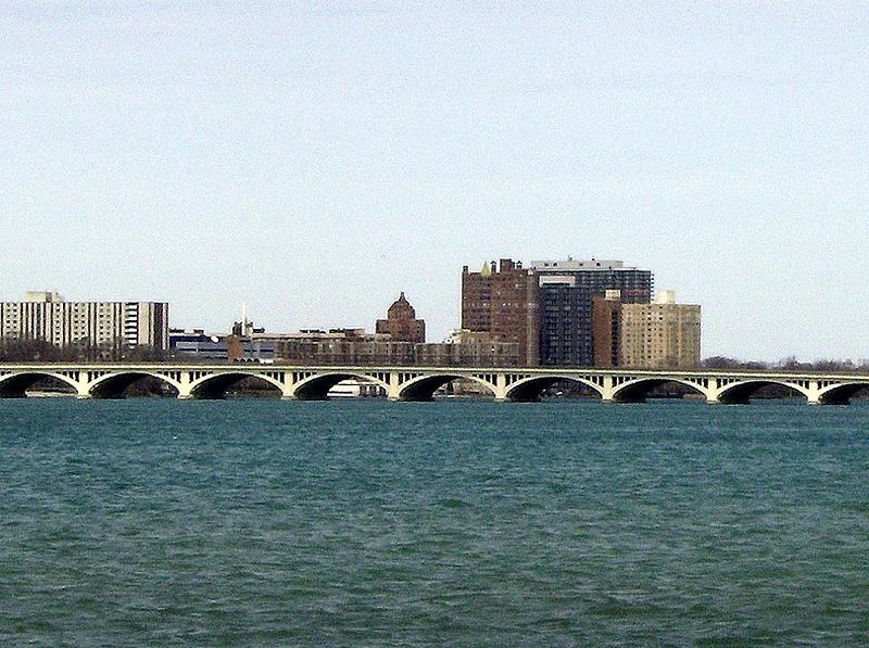 File:MacArthur Bridge (Detroit).jpg