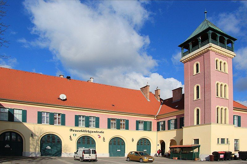 File:Neurißhof 2863.jpg