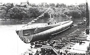 Hammerhead (SS-364) launches sideways into the Manitowoc River.