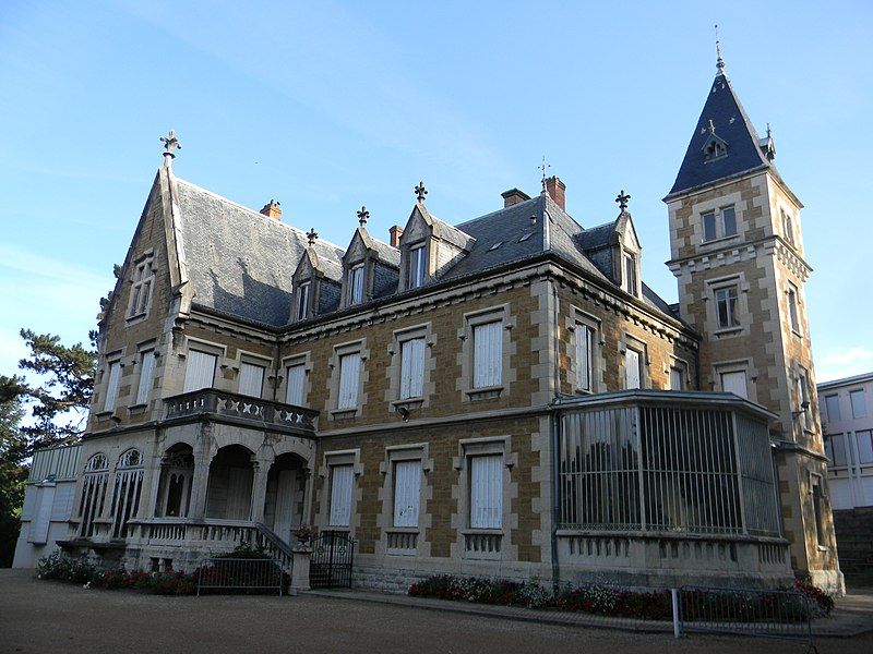 File:Château Grammont Pont-de-Chéruy.JPG