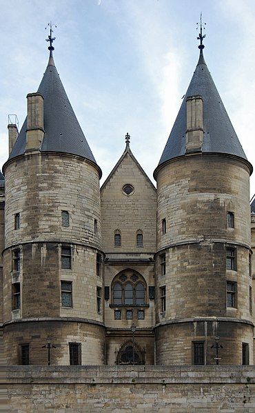 File:Conciergerie June 2010.jpg