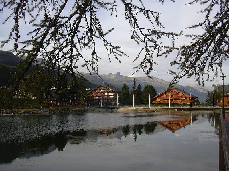 File:Crans-Montana Chalets.JPG