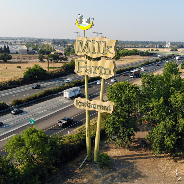 File:Dixon-California-Milk-Farm-Sign.png