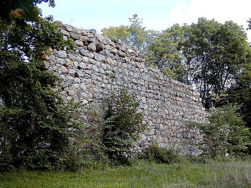 File:Durbe castle ruins.jpg